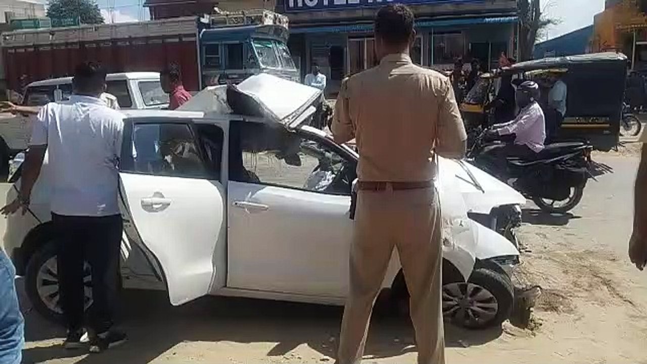 डिवाइडर को पार कर ट्रक से टकराई कार, दो की दर्दनाक मौत, एक गंभीर घायल