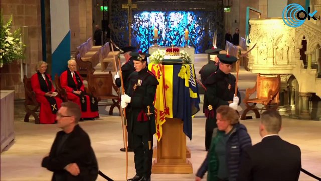 El féretro de la reina Isabel II reposa este martes en la catedral de San Gil