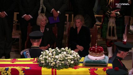 Elisabetta II, l'omaggio degli scozzesi. Il feretro ora è atteso a Buckingham Palace.