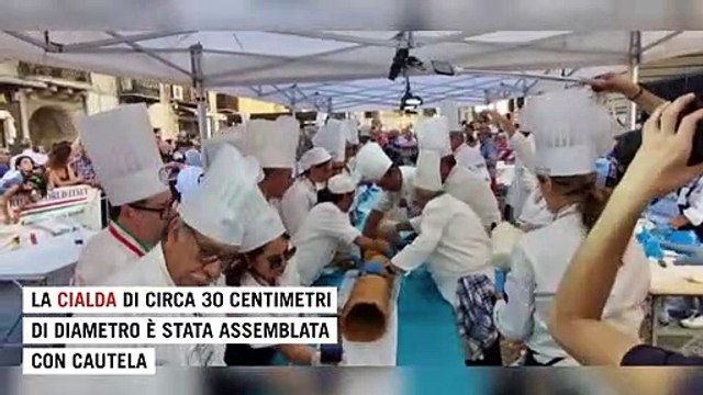 Caltanissetta, il cannolo da record: è lungo 21 metri e 43 centimetri