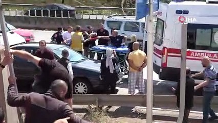 Pendik'te otomobil 3 metrelik duvarı aşıp takla attı, 2 arkadaş yaralandı