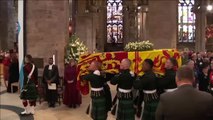 Centenares de escoceses muestran sus respetos a la reina Isabel II en Edimburgo