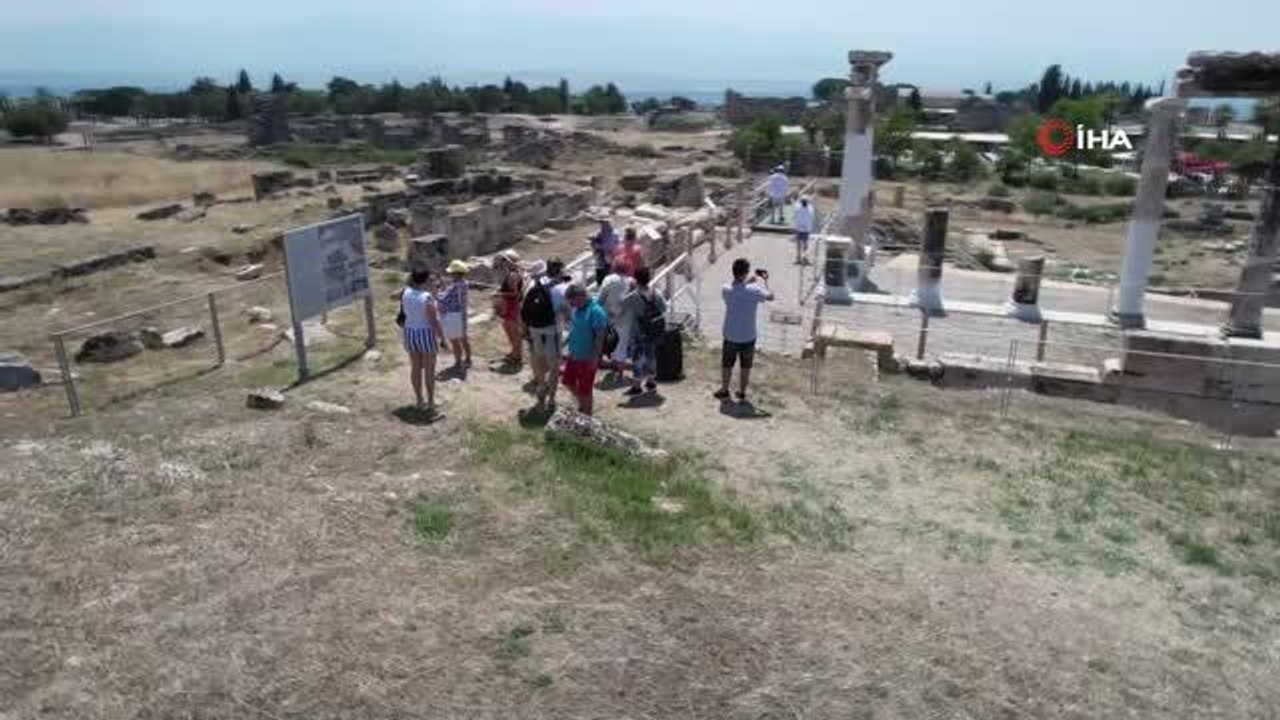 Cehennem Kapısı yerli ve yabancı turistlerin ak...