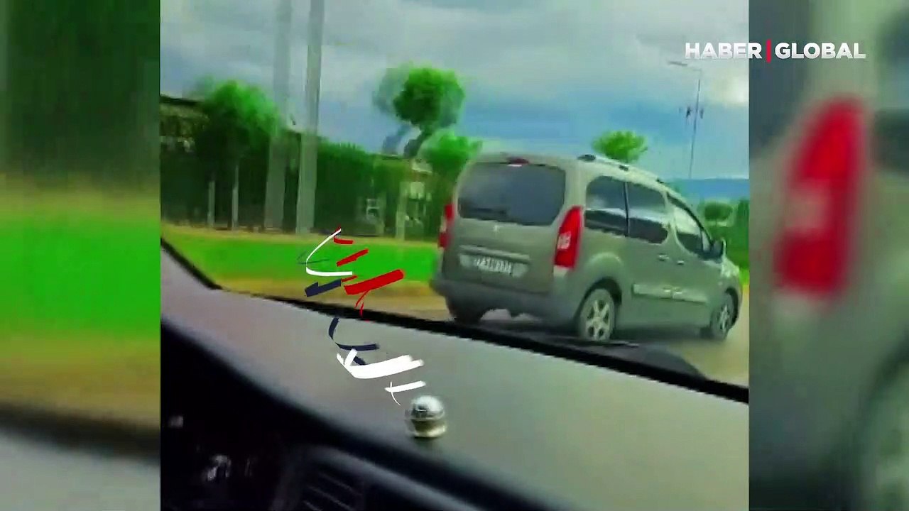 Hafif ticari aracın kırmızı ışıkta bekleyen otomobillere çarpması kamerada