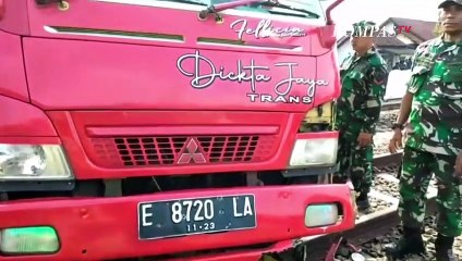 Truk Terbelah Dua Usai Tertabrak Kereta, Penjaga Pintu Rel Diduga Tertidur