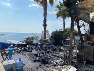 Son dakika haberleri! Konyaaltı Sahili'nde büfede çıkan yangın söndürüldü