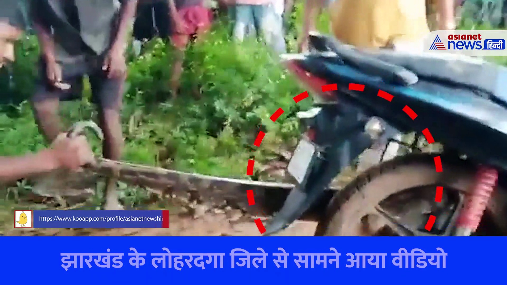 बाइक से लिपटे विशालकाय अजगर का Video, खतरनाक नजारे को देख छूटे पसीने 