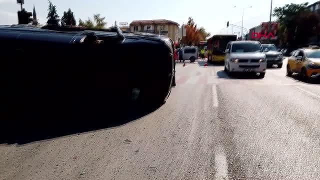 KIRMIZI IŞIKTA GEÇEN MİNİBÜS, 2 ARACA ÇARPIP TAKLA ATTI; 1 YARALI