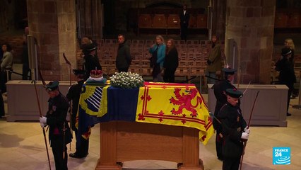 Toute la nuit, à Édimbourg, des Britanniques ont rendu hommage à la reine Elizabeth II