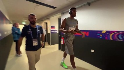 8e de finale - Quand l'entraîneur de l'Italie s'offre un câlin avec Antetokounmpo