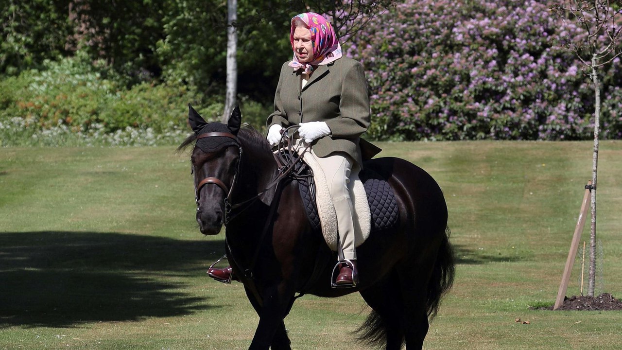 « Elle connaissait le nom de tous les chevaux ! » : le jockey Olivier Peslier raconte la passion d’Elizabeth II