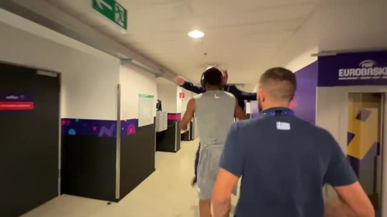 Umarmung für Giannis: Italien-Coach dreht durch