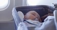 Une infirmière à la retraite a sauvé la vie d'un bébé qui n'arrivait plus à respirer dans un avion
