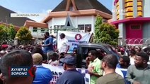 Hendak Diperiksa Kpk Masa Pendukung Gubernur Papua Demo