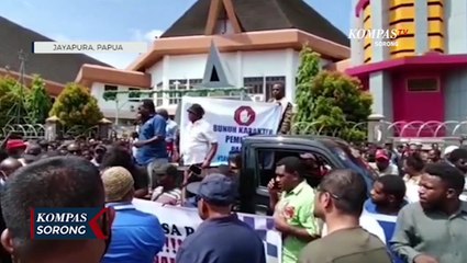Hendak Diperiksa Kpk Masa Pendukung Gubernur Papua Demo