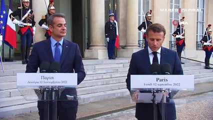 Miçotakis'in Macron'un kağıdına bakmaya çalıştığı anlar gündem oldu!