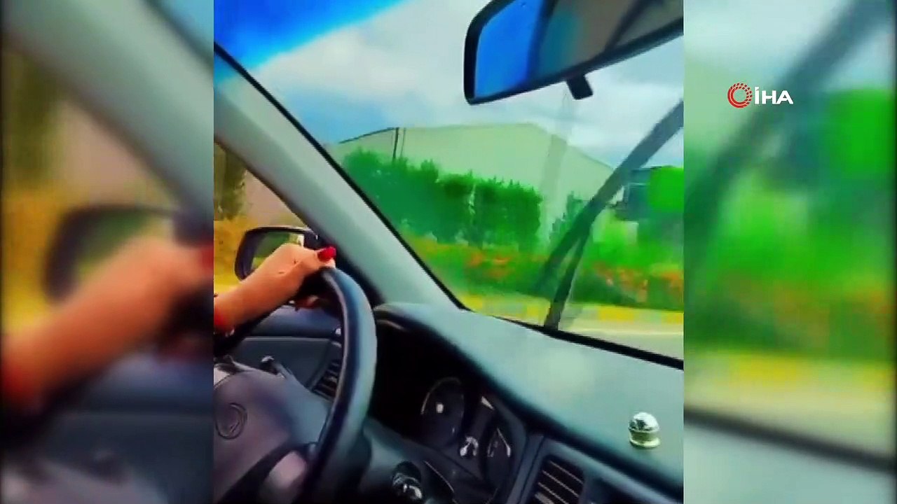 O anlar cep telefonu kamerasına yansıdı! Kırmızı ışıkta bekleyen otomobillere böyle çarptı