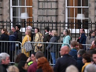 Kilometerlange Schlangen: Tausende verabschieden sich von der Queen