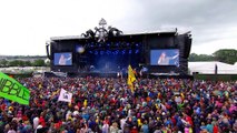 Christine & The Queens chante 