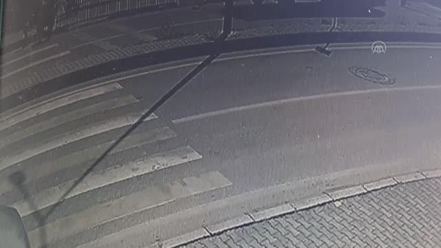 Otomobilin yaya geçidinde çarptığı anne ve 3 yaşındaki kızı yaralandı