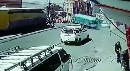 Cámara capta momento en el que el conductor de un camión perdió el control
