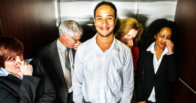 Il s'amuse à lâcher des pets « irrespectueux » sur son lieu de travail et se retrouve licencié