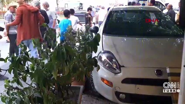 Hasarlı araçla hatıra fotoğrafı çektirdiler