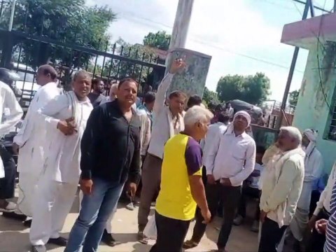 बाजरे के दाम गिरे तो भड़के किसान, मंडी का गेट बंद कर किया में हंगामा, बंद कराई नीलामी