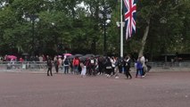 Son dakika haberi | Londra'da halk, Kraliçe 2. Elizabeth'in cenazesinin geleceği Buckingham Sarayı'nın önüne akın etti