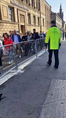 Mort d'Elizabeth II : l'impressionnante file d'attente devant la cathédrale d'Edimbourg