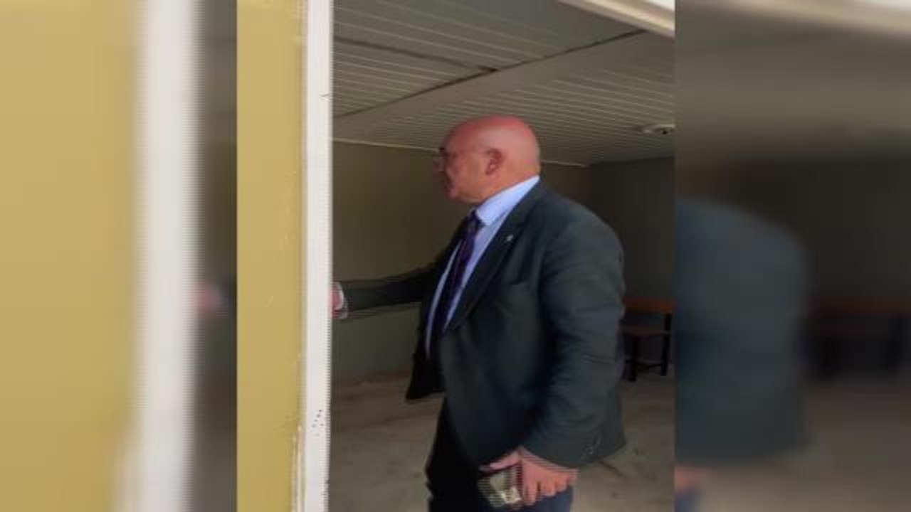 CHP'li Tanal, Urfa'da Köy Okuluna Gitti: "Okulun Kapısı Zincirle Kilitlenmiş, Bu Kilit Eğitime Vurulan Asmadır"