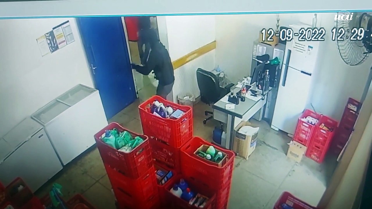 Homem atira em parceiro durante assalto