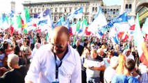 Milano, tra cori, monarchici e contestazioni: ecco la piazza che ama Giorgia Meloni