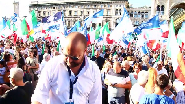 Milano, tra cori, monarchici e contestazioni: ecco la piazza che ama Giorgia Meloni