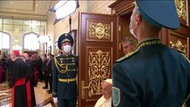 Papa chega ao Cazaquistão