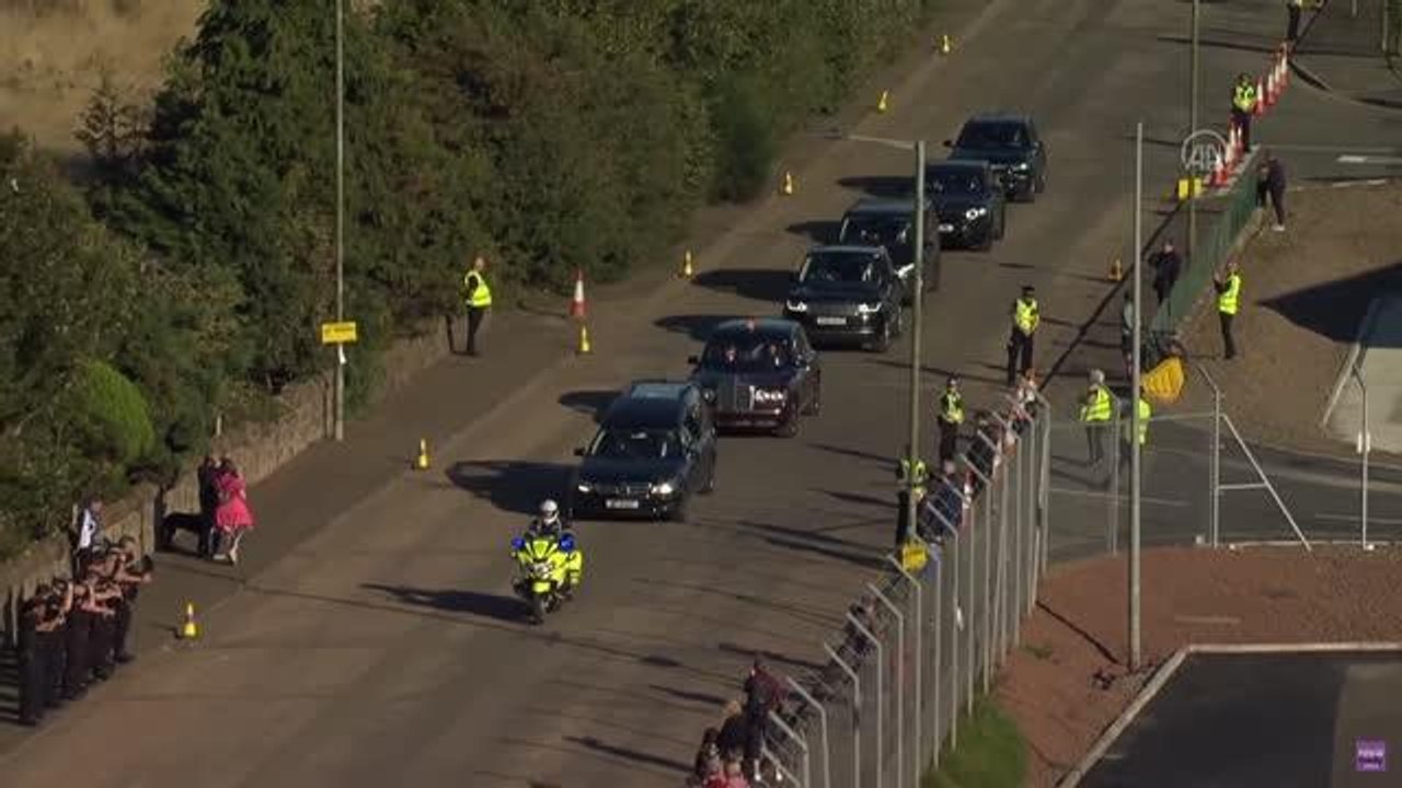 EDİNBURGH - Kraliçe 2. Elizabeth'in cenazesi Edinburgh'tan Londra'daki Buckingham Sarayı'na götürülüyor