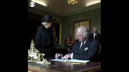 El enfado del rey Carlos III por mancharse de tinta con una pluma