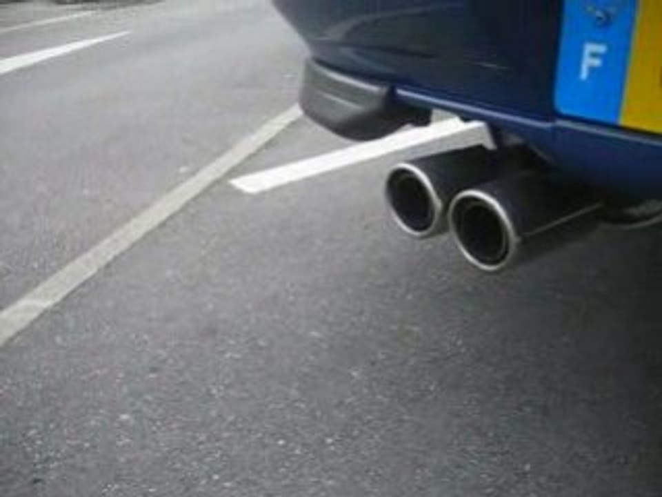 Subaru Impreza GT à l' echappement