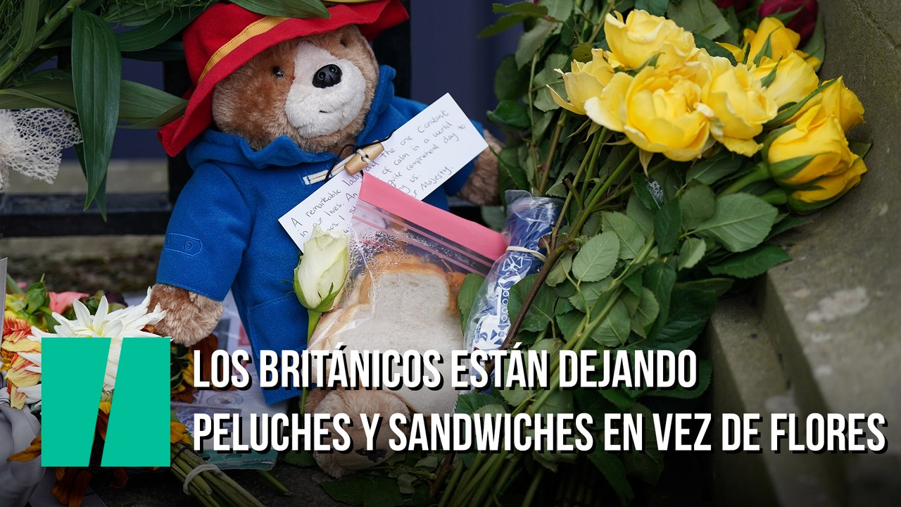 Los británicos están dejando peluches y sándwiches de mermelada en vez de flores para homenajear a Isabel II