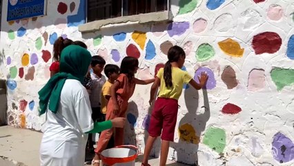 İnci Öğretmen, boyadığı okulunu yeni eğitim-öğretim yılına hazırladı