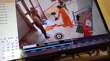 शिक्षक पति ने पत्नी को बेरहमी से पीटा, देखें वायरल Video