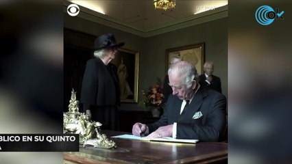 Carlos III vuelve a perder los nervios en público en su quinto día de reinado al mancharse con una pluma