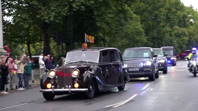 El príncipe Enrique y Meghan Markle se despiden de Isabel II en la sombra