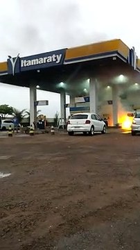 Vídeo mostra momento em que veículo pega fogo em posto de combustíveis de Umuarama