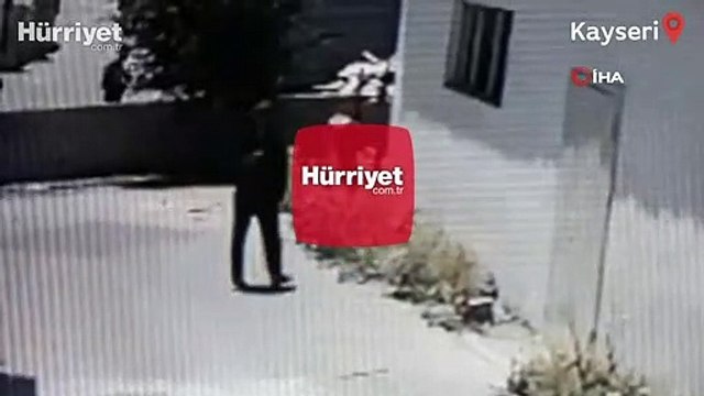 Hırsızlık yaptı, parmak izi kalmasın diye kapıyı sildi