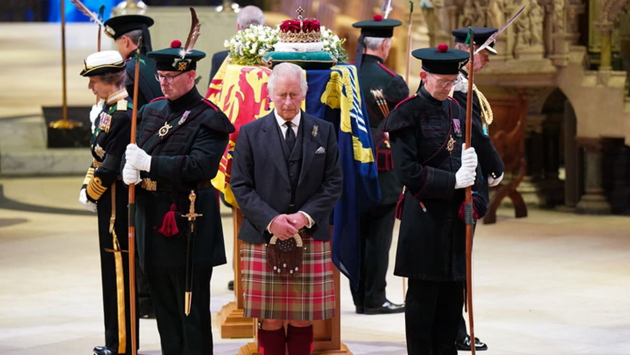 Tragische Bilder: König Charles III. und seine Geschwister begleiten den Sarg der Queen