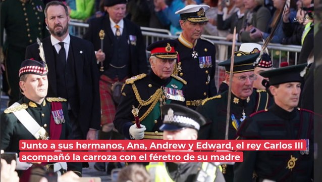 Juntos los cuatro hermanos: hijos de Isabel II velan su féretro