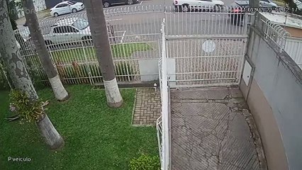Imagens de monitoramento mostram PM atirando contra mulher no PR; veja