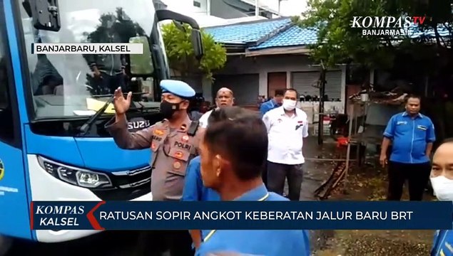 Protes Jalur Baru BRT, Ratusan Sopir Angkot di Banjarbaru Blokade Terminal