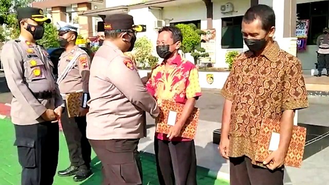 Kapolres Wonogiri Berikan Penghargaan Kepada Sopir Angkot Yang Tangkap Copet